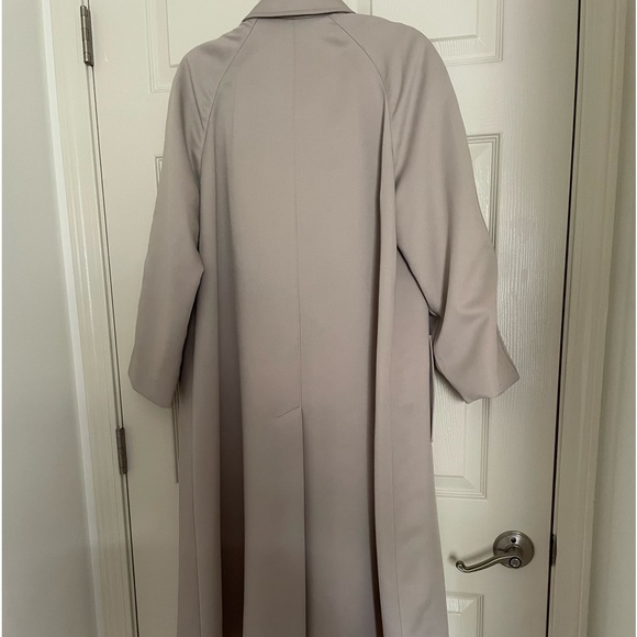 Very nice  like new London Fog trench. Feminine collar button lined coat. - Picture 2 of 5